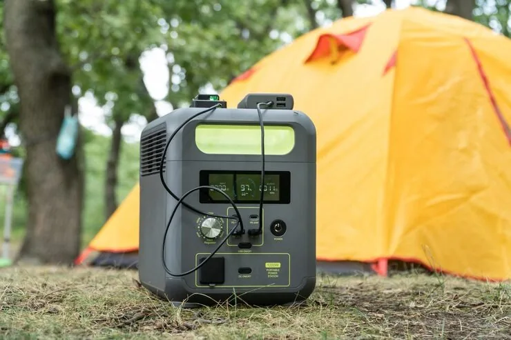 Estación de energía con varios dispositivos conectados en un campamento