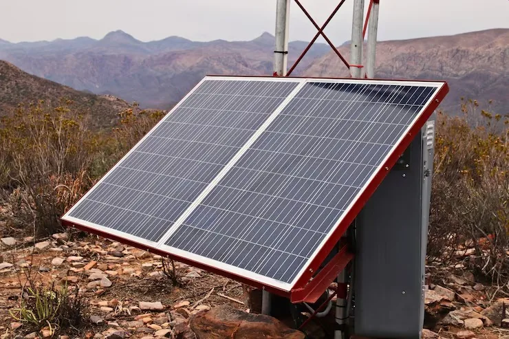 Panel solar en un campo bajo cielo despejado